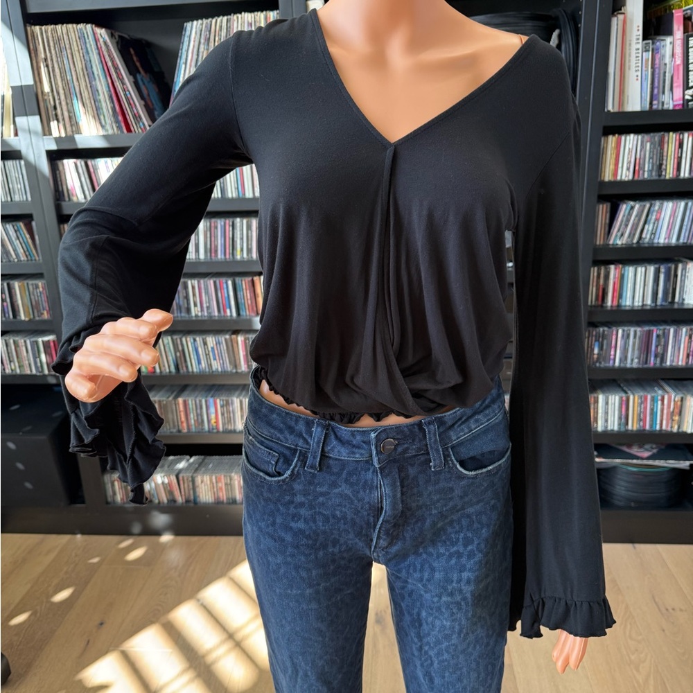 American Eagle Outfitters Black Draped V-Neck Long Sleeve Crop Top - Picture 2 of 6